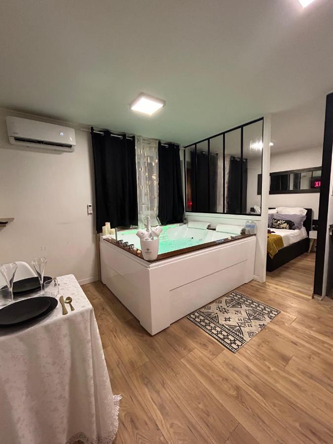 Love Room A Cannes - Appartement 25M2 Pour 2 Personnes Avec Un Jacuzzi Prive Eksteriør billede